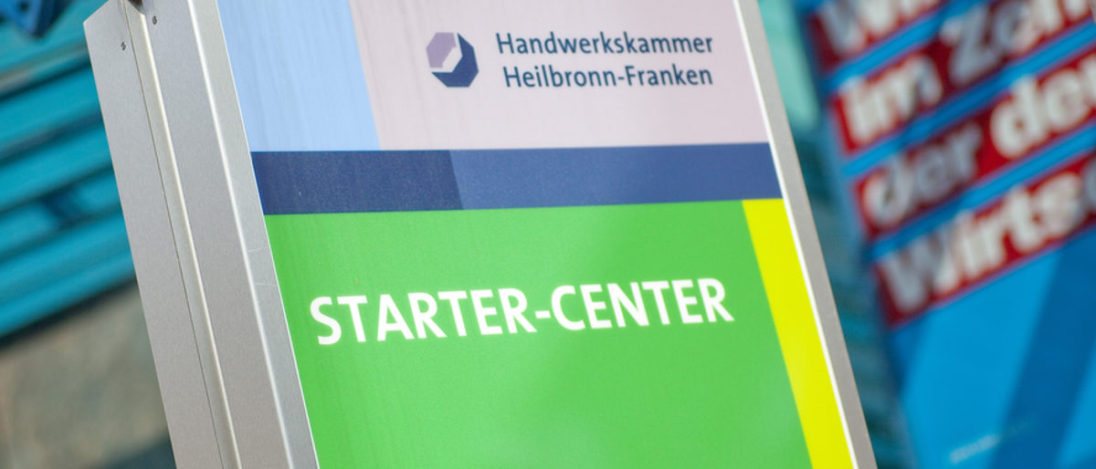 Ein Aufsteller mit einem Plakat, das das Logo der Handwerkskammer Heilbronn-Franken trägt und die Aufschrift: Starter-Center