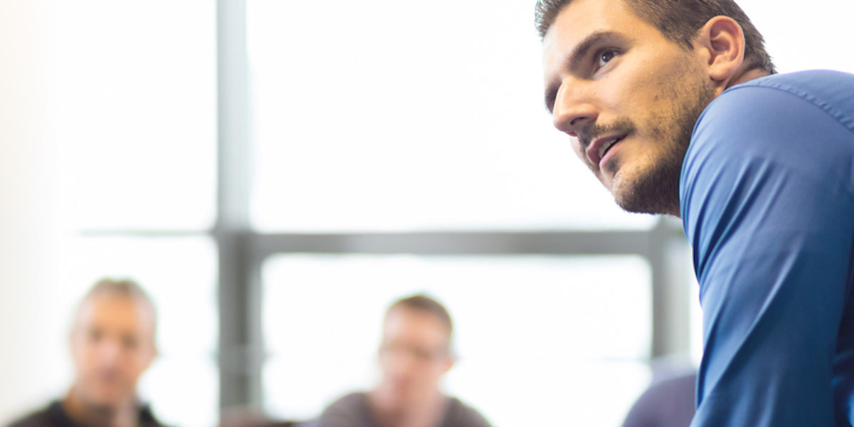 Im Workshop für Existenzgründer erhalten Handwerker hilfreiche Tipps. Dozent präsentiert vor drei Männern