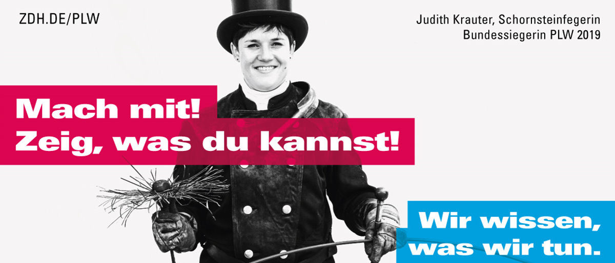 Schornsteinfegerin Judith Krauter aus Wertheim ist Bundessiegerin 2019 Schwarz-weiß-Foto einer jungen Schornsteinfegerin in Berufskleidung & Reinigungsbesen in Händen. Schriftzüge in rot und blau.