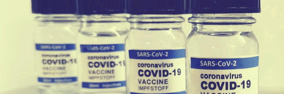 Vier Flaschen mit Impfstoff gegen Covid-19.